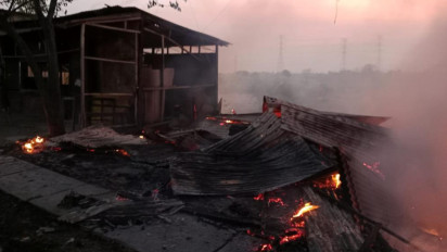 Warung Semi Permanen di Driyorejo Gresik Mendadak Terbakar, Kobaran Api Bikin Warga Ketakutan