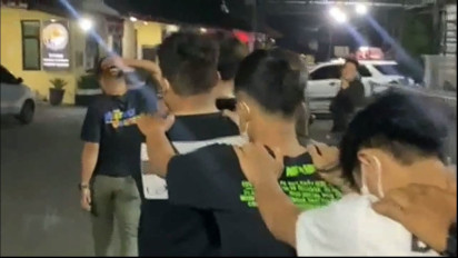 Lima Remaja Memukul Teman Sekolahnya Gunakan Kayu hingga Helm, Video Bullying Ini Viral di Medsos