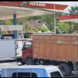 Stok BBM Jenis Solar Kurang Jadi Penyebab Antrean Panjang Sejumlah SPBU di Kabupaten Buton Sulteng