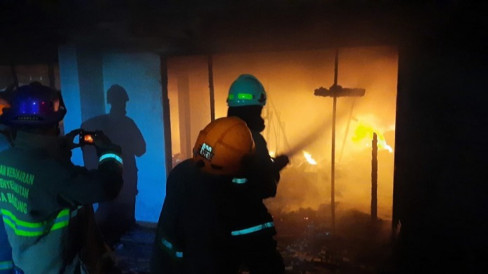 Bangunan Laboratorium Pembuatan Alat Medis di Bandung Ludes Terbakar