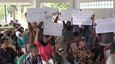 Capek-Capek Jadi Juara Malah Diberi Piala Bekas, Warga Ngamuk  Kepung Balai Desa