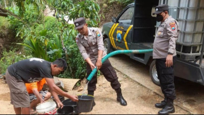 Kekeringan, Polisi di Trenggalek Modifikasi Mobil Patroli untuk Suplai Air bersih