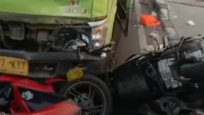 Nekat Melawan Arus, Sejumlah Motor Tertabrak Truk Bermuatan Batako di Lenteng Agung 