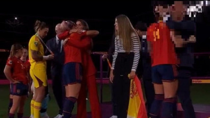 Pemerintah Spanyol Tuntut Presiden RFEF Mundur setelah Mencium Pemain Saat Penyerahan Trofi Piala Dunia Wanita