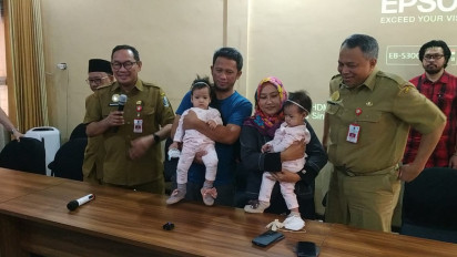 Tim Dokter RSSA Kota Malang Lepas Kepulangan Bayi Kembar Siam Aliyah - Aisyah dengan Kibarkan Bendera Merah Putih