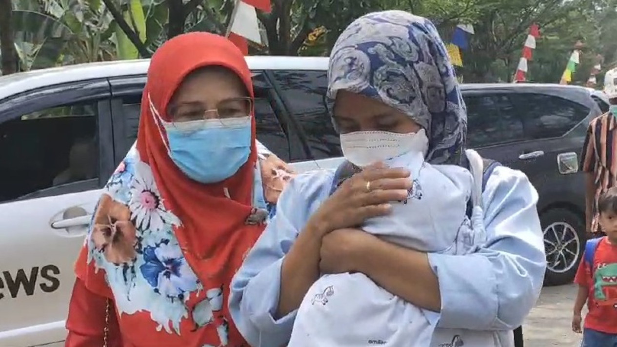 Kasus Bayi Tertukar Bogor, Saat Kedua Orang Tua dan Bayi Menjalani tes DNA di Puslabfor Bareskrim Polri di Sentul
            - galeri foto