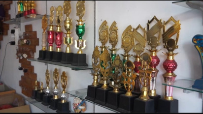 Berkah Hut RI Ke-78, Home Industry Pembuat Trofi Lomba Agustusan Banjir Pesanan
