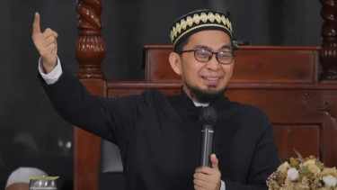 Agar Rejeki Mengalir Deras, Coba Baca Ayat Ini saat Salat Tahajud, Ustaz Adi Hidayat: Boleh Sambil Pegang Al Quran
