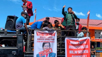 Unjuk Rasa Ratusan Massa Minta Bawaslu RI Pecat Komisioner Bawaslu Tapteng yang Baru Dilantik