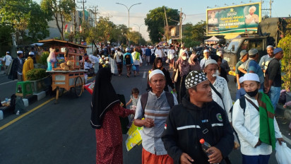Ribuan Jamaah Banjiri Tabligh Akbar Al Habib Umar Bin Hafidz di Stadion Gelora Joko Samudro, Gresik