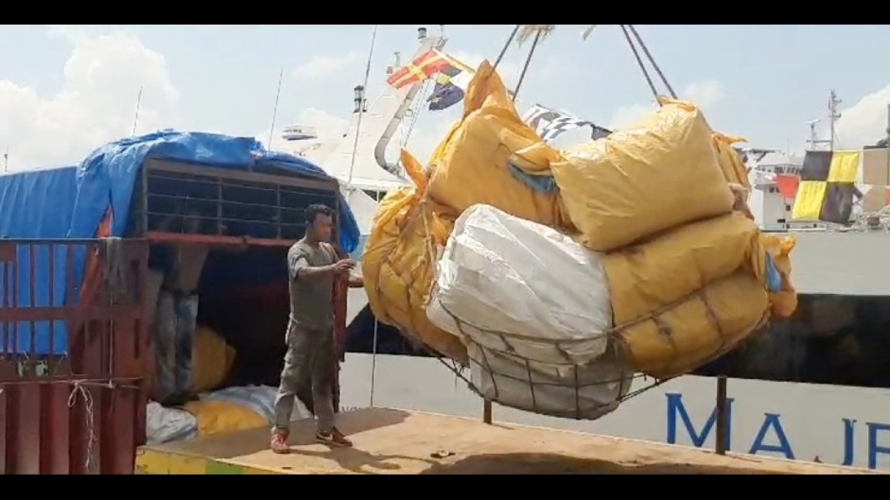 Bea Cukai Dumai Tangkap 277 Ball Kain Bekas Asal Malaysia
            - galeri foto