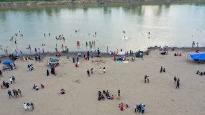 Sungai Musi Kering Dampak El Nino, Ribuan Warga Serbu Wisata Pantai Bongen