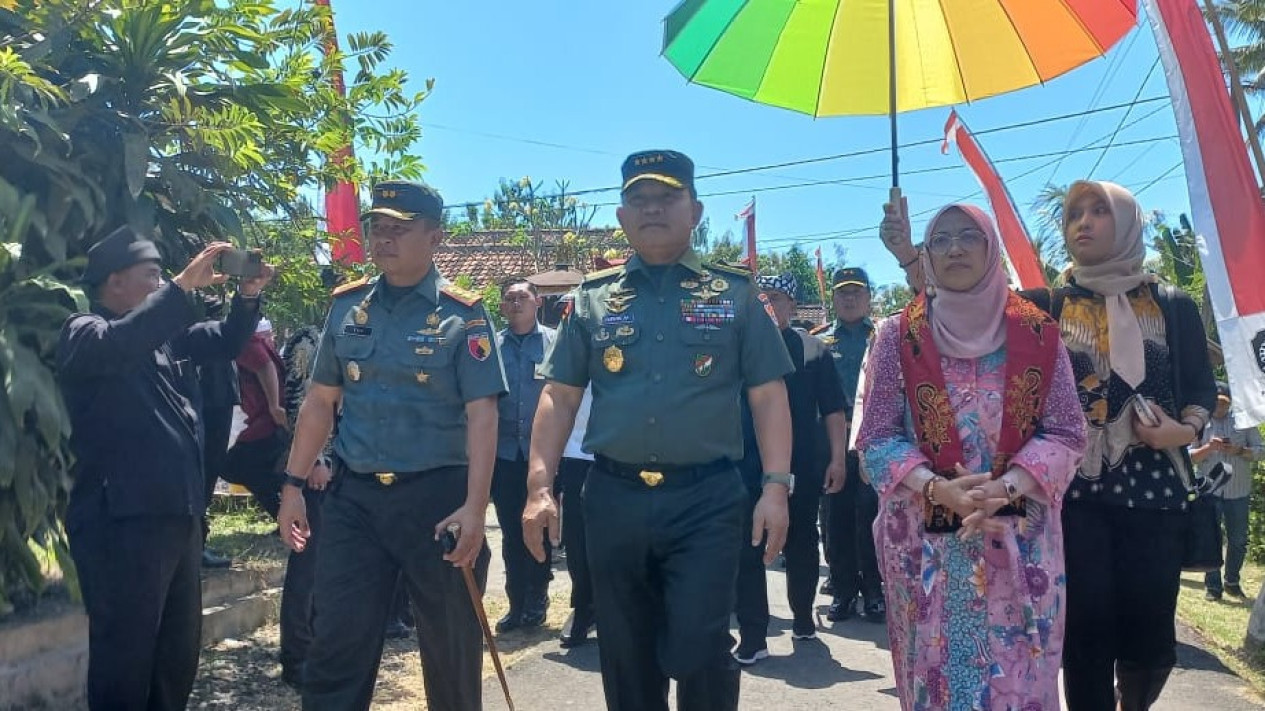 Berkunjung ke Banyuwangi, KSAD Dudung Abdurachman Puji Kampung Pancasila
            - galeri foto
