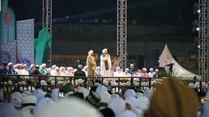 Ceramah Menyejukkan Habib Umar Bin Hafidz di Gresik Getarkan Hati Puluhan Ribu Jemaah yang Hadir