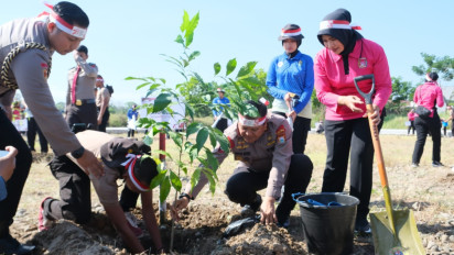Polri Catat Rekor MURI Tanam Pohon Serentak, Polda Sulsel 41.086 Pohon