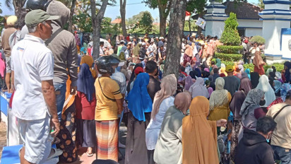 Tolak Relokasi, Ratusan Pedagang Pasar Tradisional Srimangunan Demo di Kantor Bupati Sampang