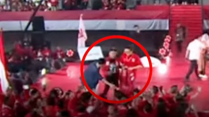 Momen Gibran Rakabuming Tolak Dipakaikan Jaket PSI di Kopdarnas