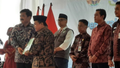 Menteri ATR/BPN Hadi Tjahjanto Serahkan Sertifikat Hak Pakai Candi Muaro Jambi