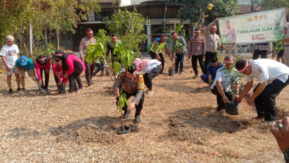 Tanam Pohon Bersama di Kutisari Surabaya, Ingatkan Kesadaran Masyarakat Mengenai Perubahan Iklim