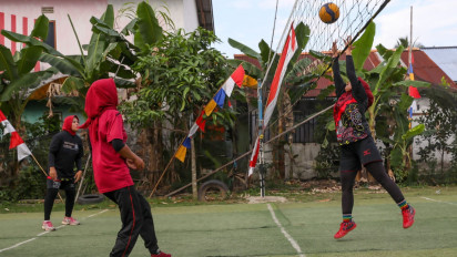 Sukarelawan Sosialisasikan Sosok Ganjar Pranowo melalui Kegiatan Main Voli dengan Warga