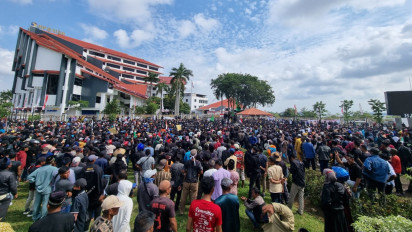 Tolak Relokasi, Ribuan Warga Rempang dan Galang Nyaris Robohkan Pagar Kantor BP Kawasan Batam