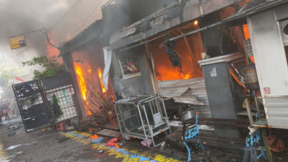 Si Jago Merah Lahap Dua Rumah di Kampung Margorukun Surabaya