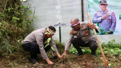 Jajaran Polres Tanah Karo Tanam 1000 Bibit Pohon Penghijauan Kawasan Berastagi