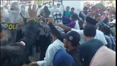 Unjuk Rasa Tak Kunjung Ditemui Bupati Sampang, Ratusan Pedagang Pasar Tradisional Ricuh