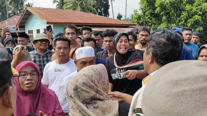 Ratusan Ibu-ibu Protes Tak Bisa Coblos Pilkades Serentak di Padangsidimpuan