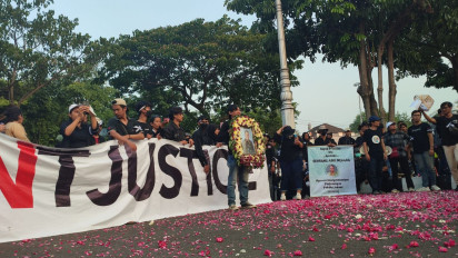 Ratusan Orang Gelar Aksi di Depan Polda Jateng, Ingatkan Kasus Pembunuhan Iwan Boedi Belum Terungkap