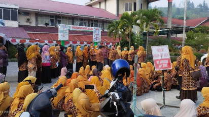 Jasa Pelayanan Dirut Capai Rp 230 Juta, Puluhan Karyawan RSUD MHA Thalib Sungai Penuh Lakukan Aksi Diam
