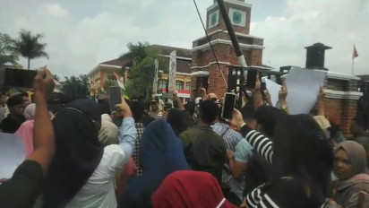Ratusan Warga Desa Huta Raja Demo di Kantor Bupati Paluta, Menuntut Pecat Kepala Desa