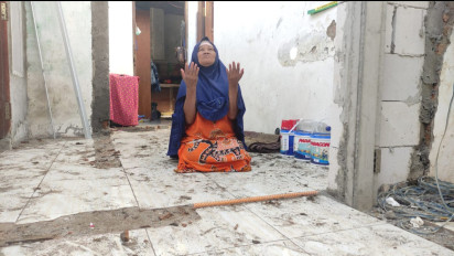 Korban Teror Air Kencing dan Tinja di Sidoarjo, Sujud Syukur, Rumah Direnovasi oleh Bupati Sidoarjo