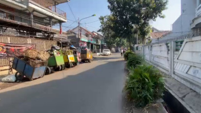 Penampakan Gerobak Penuh Sampah "Hiasi" Jalan Kota Bandung Gegara Kebakaran TPA Sarimukti