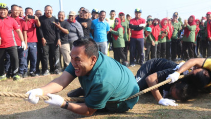 Semarak Kemerdekaan RI, Bupati Blora dan Kawan-Kawan Berjatuhan saat Lomba Tarik Tambang