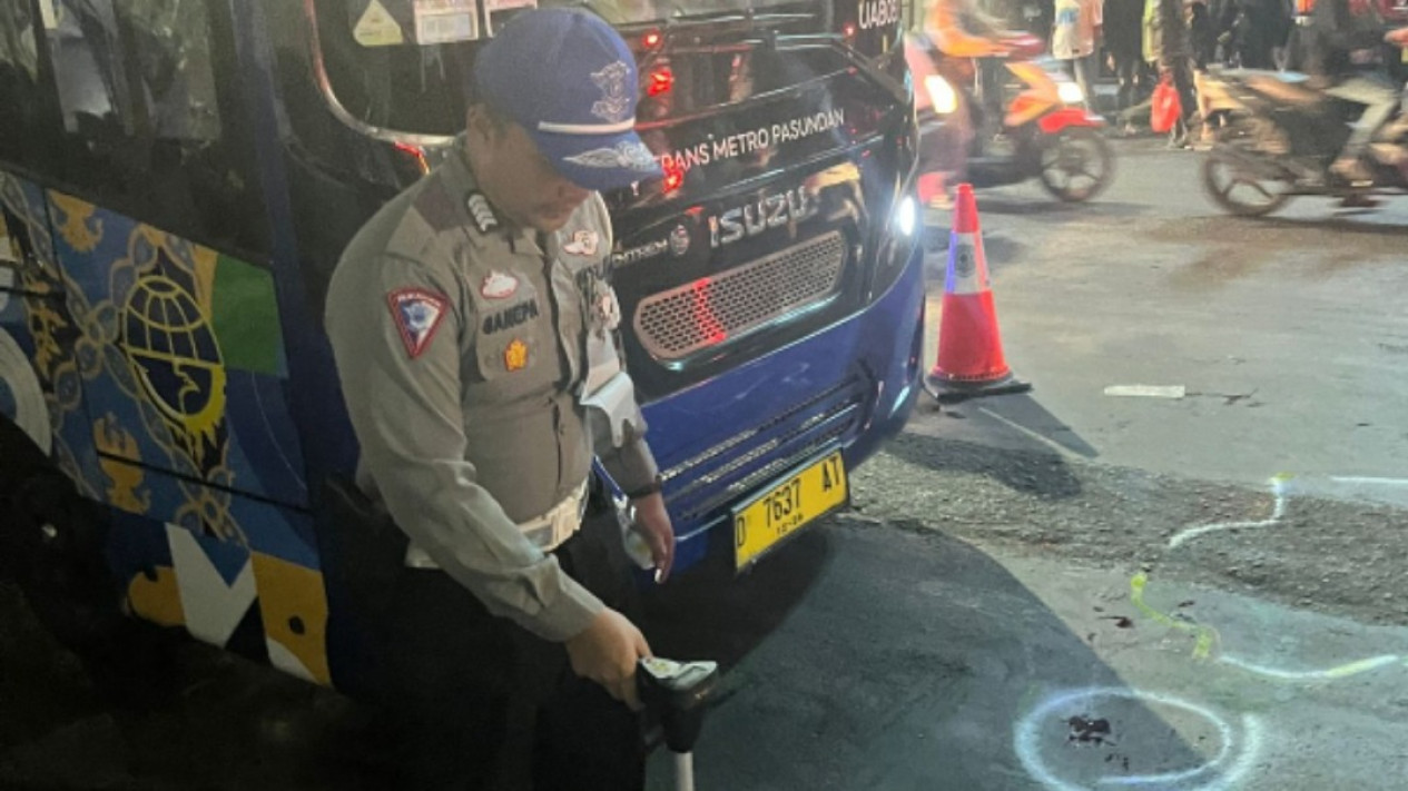 Tragis! Pengendara Sepeda Motor Oleng Terlindas Bus Trans Metro di Bandung
            - galeri foto