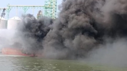 Kebakaran Melanda Sebuah Kapal di Pelabuhan Sunda Kelapa