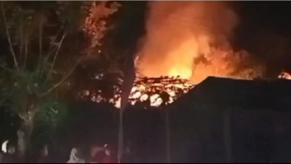 Ditinggal Pergi Pemiliknya Satu Unit Rumah dan Kendaraan Ludes Terbakar, Warga: Sempat Terdengar Suara Letupan