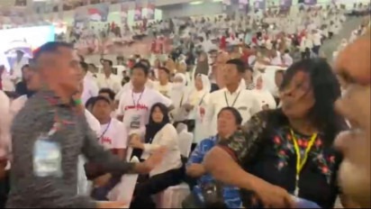 Hadiri Acara Bobby Nasution Seorang Wanita Lempar Botol Air Mineral dan Sandal ke Jokowi, Minta Keadilan Kasusnya