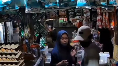 Polisi Buru Dua Pria Pelaku Perampokan Toko Kelontong  Bersenjata Tajam di Makassar, Bawa Kabur Uang Jutaan Rupiah