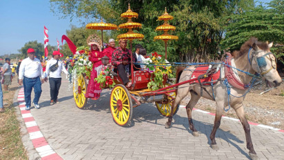 Arak-Arakan Kereta Kencana, Wali Songo hingga Tumpeng Raksasa Semarakkan HUT RI Warga Mojosarirejo Gresik