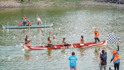 Peringati Hari Kemerdekaan, Warga Lamongan Gelar Festival Dayung Antar Desa