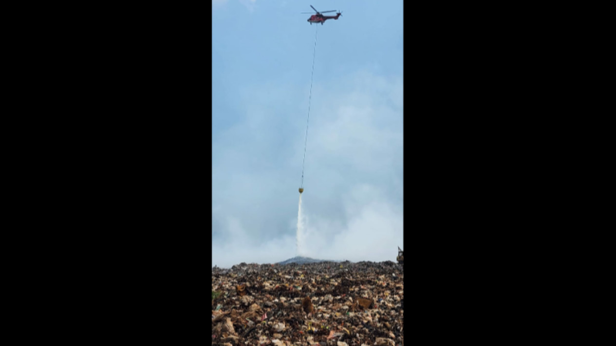Operasi Pemadaman TPST Sarimukti Dilanjutkan Dengan Kerahkan Helikopter Bom Air
            - galeri foto