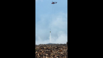 Operasi Pemadaman TPST Sarimukti Dilanjutkan Dengan Kerahkan Helikopter Bom Air