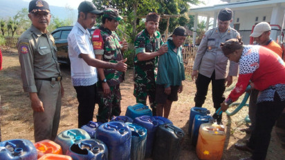 Warga Desa Jatisari Kesulitan Air Bersih, Koramil 0820/10 Kuripan Lakukan Droping Air