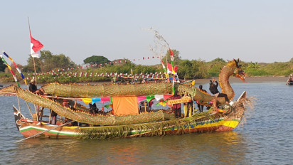Bangga Nenek Moyang Pelaut, Nelayan di Gresik Utara Sulap Perahu Jadi Naga hingga Ikan Bandeng