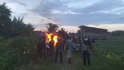 Meresahkan! Puluhan Warga Protes dan Bakar Gubuk Diduga Tempat Maksiat dan Penjualan Miras