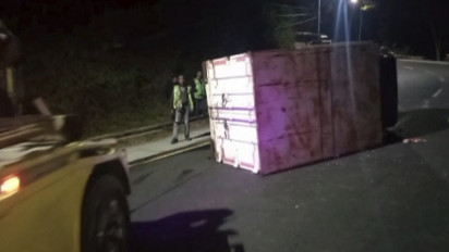 Mobil Boks Bermuatan Ribuan Botol Miras Terguling di Jalur Gentong Tasikmalaya