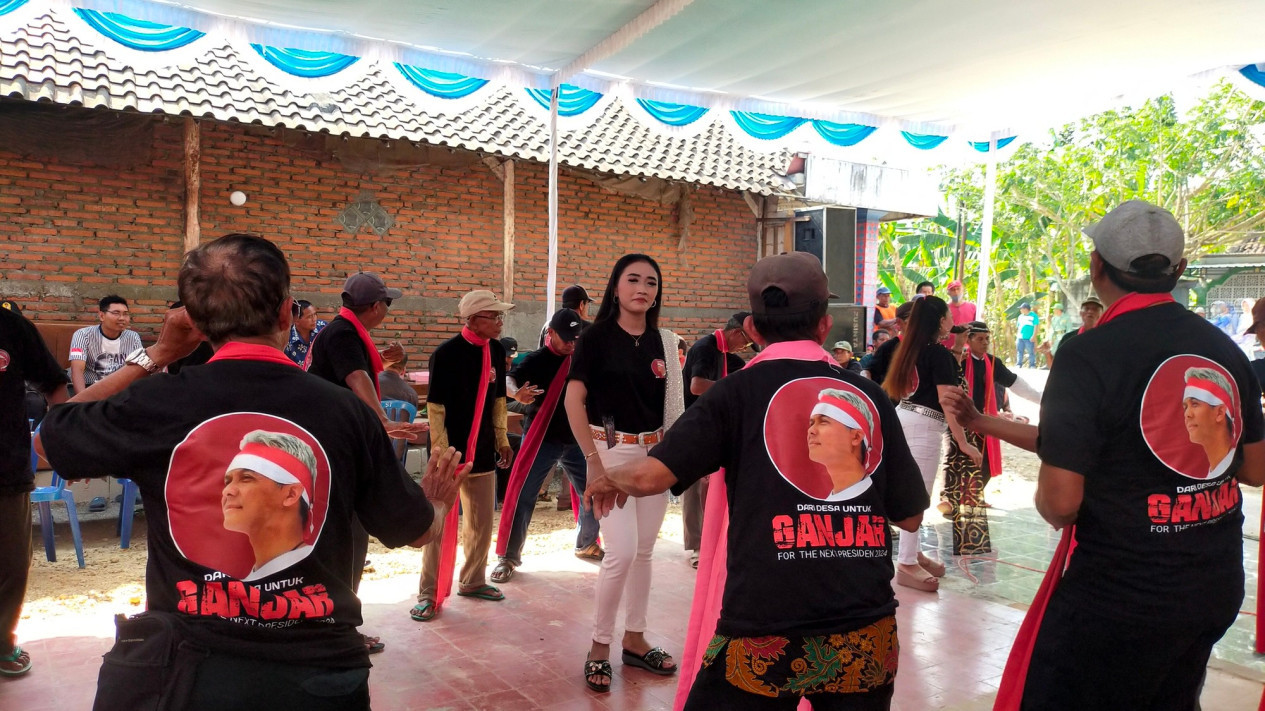 DesGanjar Menari Tayub Dukung Ganjar Pranowo Presiden 2024
            - galeri foto
