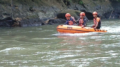 Cari Korban Hilang Terseret Arus Sungai Bondoyudo, BPBD Lumajang Turunkan TRC dan Perahu Motor
